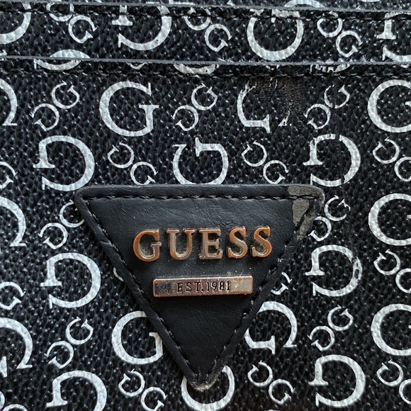Guess wristlet - Picture 3 of 4
